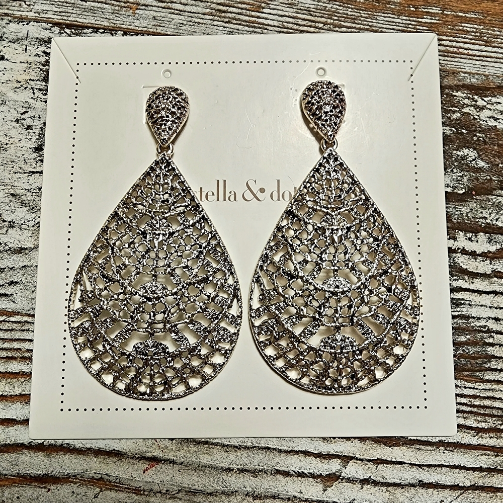 STELLA AND DOT Thea Lace Chandelier Earrings